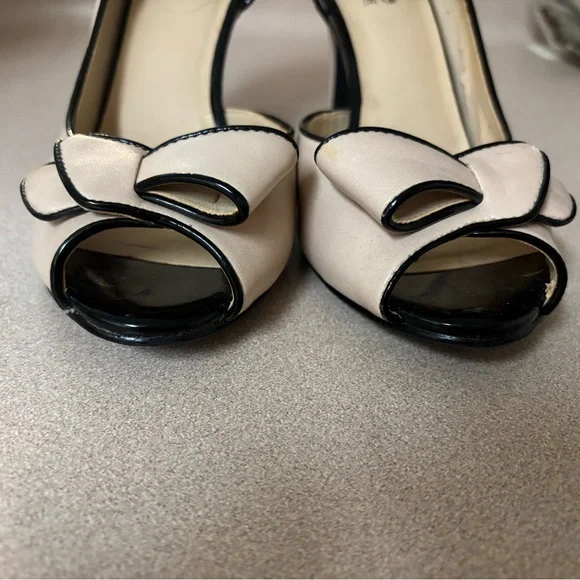 Coach and Four Cream/black heels - Picture 3 of 9